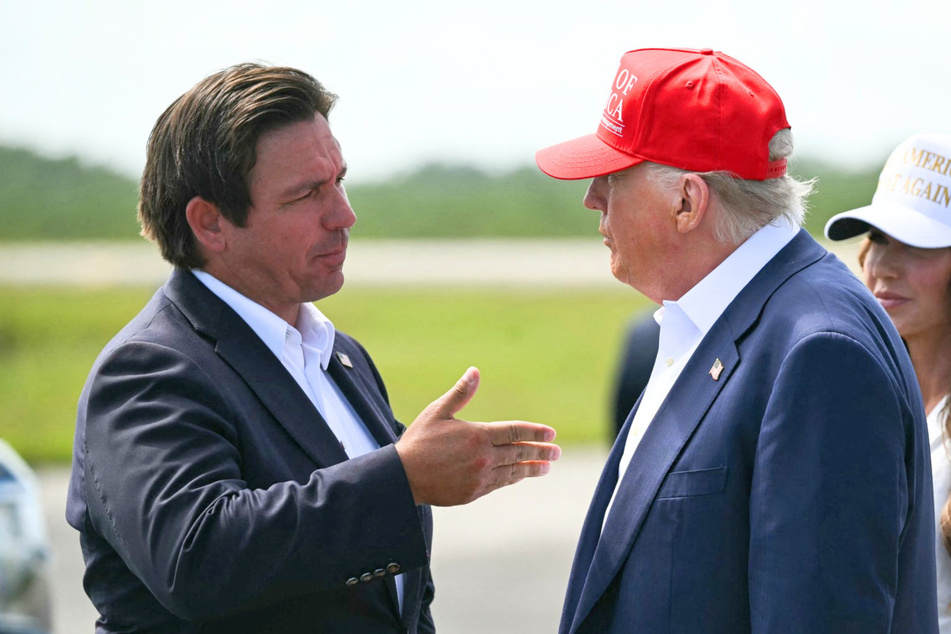 A recent report claims that President Donald Trump (r.) told a confidant that Florida Governor Ron DeSantis has been "begging" him for a job.