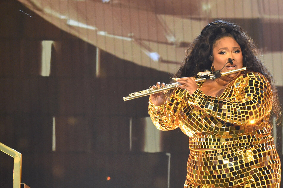 Lizzo plays a special flute with Elmo and Cookie Monster on Sesame Street!