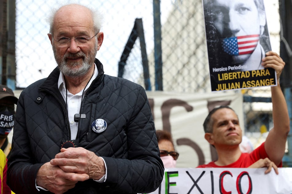 Julian Assange awarded "keys to Mexico City"