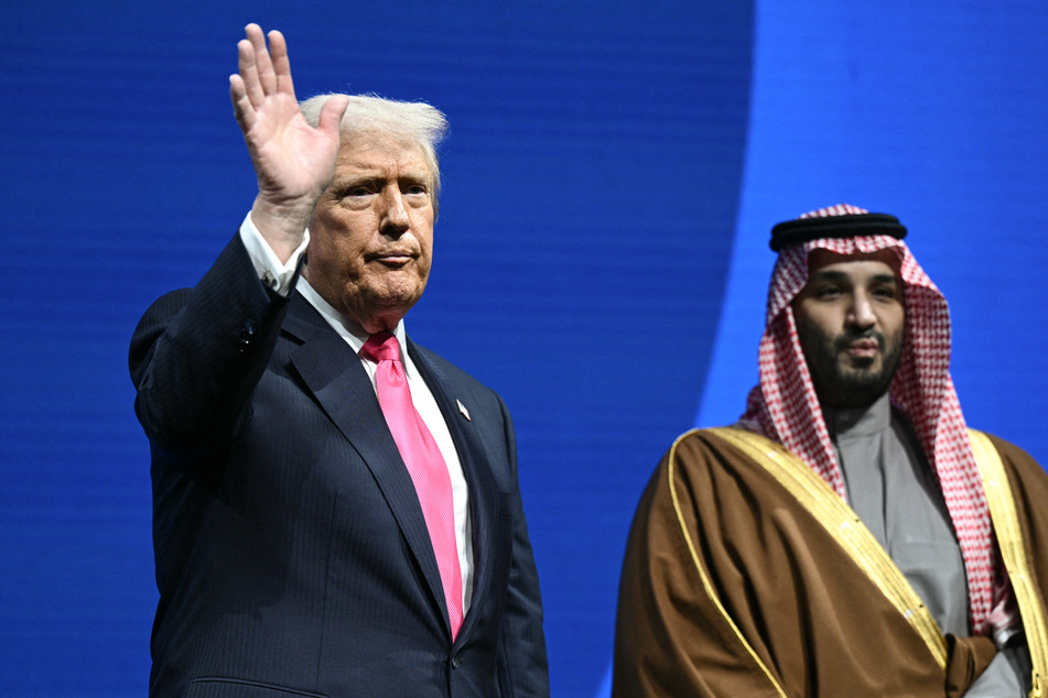 President Donald Trump (l.) has promised to start "working" on the war in Sudan at Saudi Crown Prince Mohammed bin Salman's request.