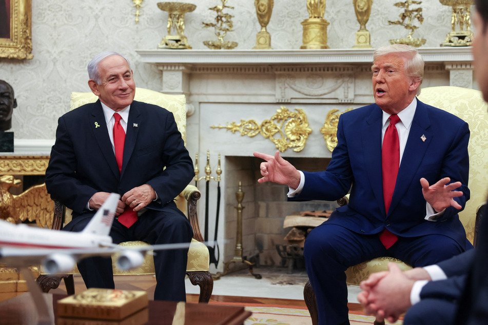 US President Donald Trump (r.) meets with Israeli Prime Minister Benjamin Netanyahu in the Oval Office of the White House on April 7, 2025.