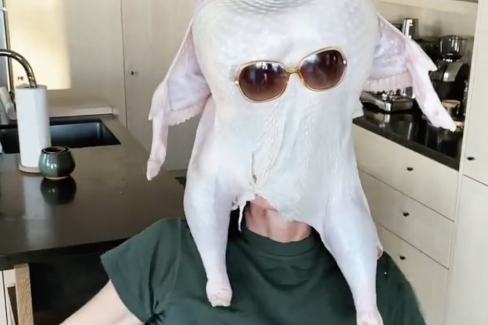 Courtney Cox reenacts her Friends' character Monica Geller in honor of Thanksgiving.