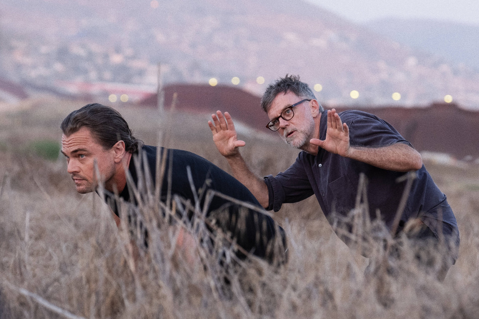 Director Paul Thomas Anderson (r.) drew inspiration from a Thomas Pynchon novel for One Battle After Another.