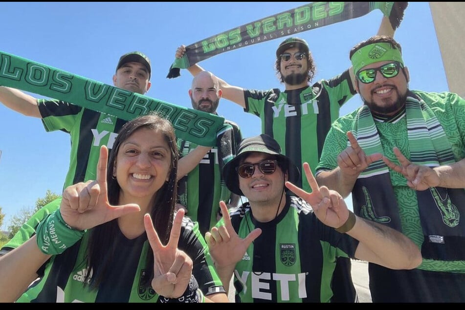 Roma Desai (l.) takes a photo with fellow members of Los Verdes.