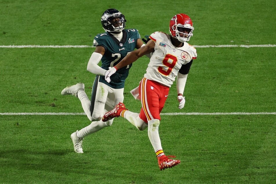 Kansas City Chiefs wide receiver JuJu Smith-Schuster (r) trolled Eagles cornerback James Bradberry over Twitter on Tuesday.