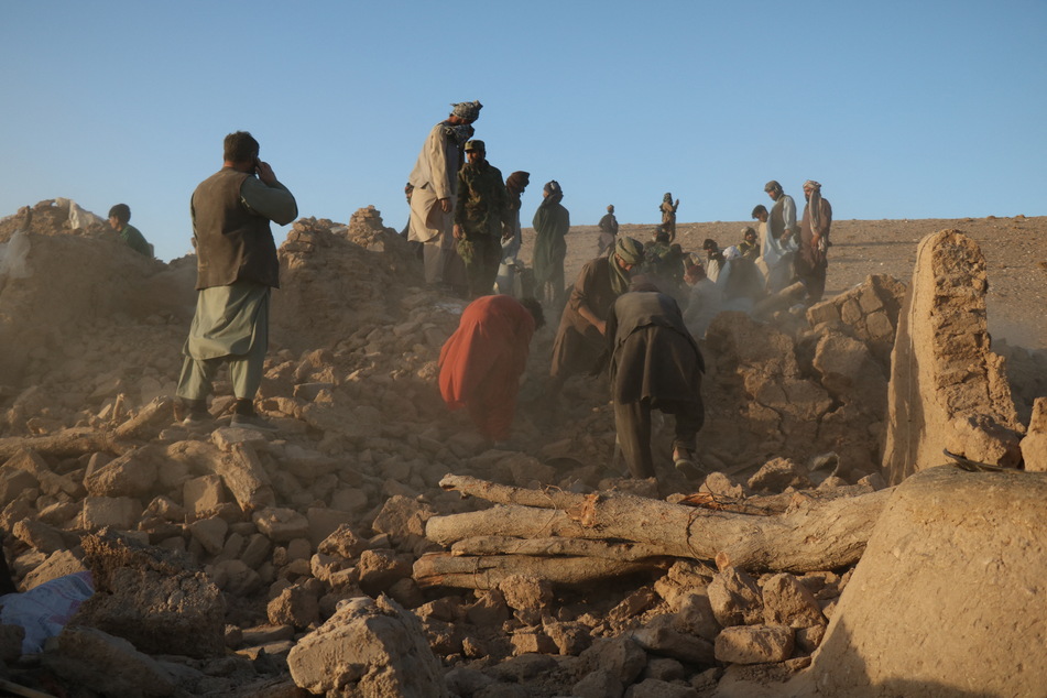 Conditions in Afghanistan's Herat province are dire, with hundreds of people being rushed to hospitals.