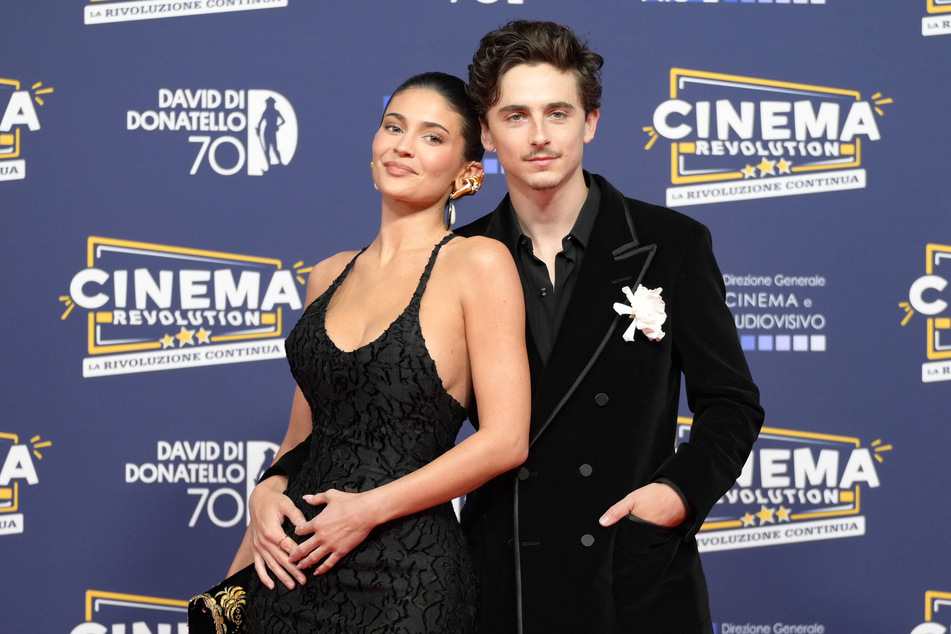 Have Kylie Jenner and Timothée Chalamet (r.) been secretly living together?