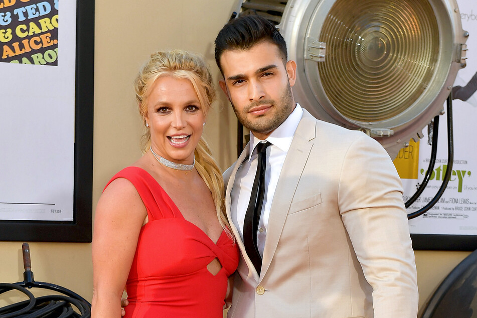Britney Spears' ex-husband Sam Asghari (r.) defended her after fans trolled a recent video of hers.
