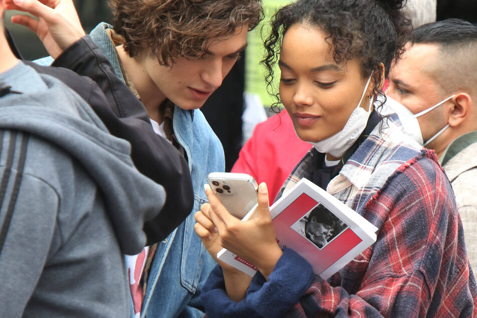Whitney Peak (r.) on the set of the HBO Max series Gossip Girl.
