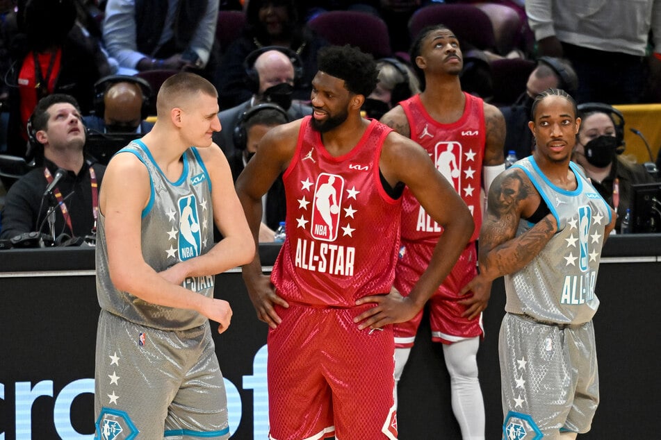 Two-time MVP Nikola Jokić (l.( and the reigning titleholder, Joel Embiid (2nd from l.), will face each other at the end of January.