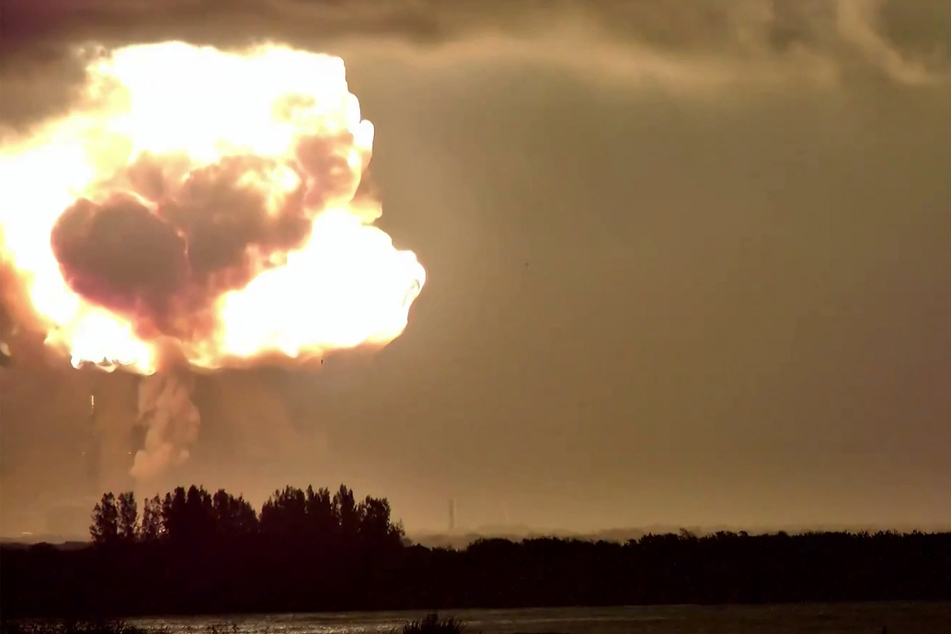 Footage shows the towering New Glenn rocket erupt in an inferno, followed by a mushroom cloud of smoke.