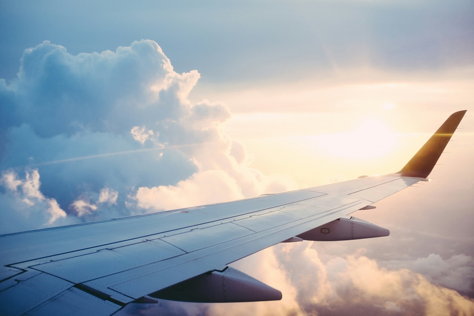 Bomb scare forces Boeing 737 plane to make emergency landing in Chicago