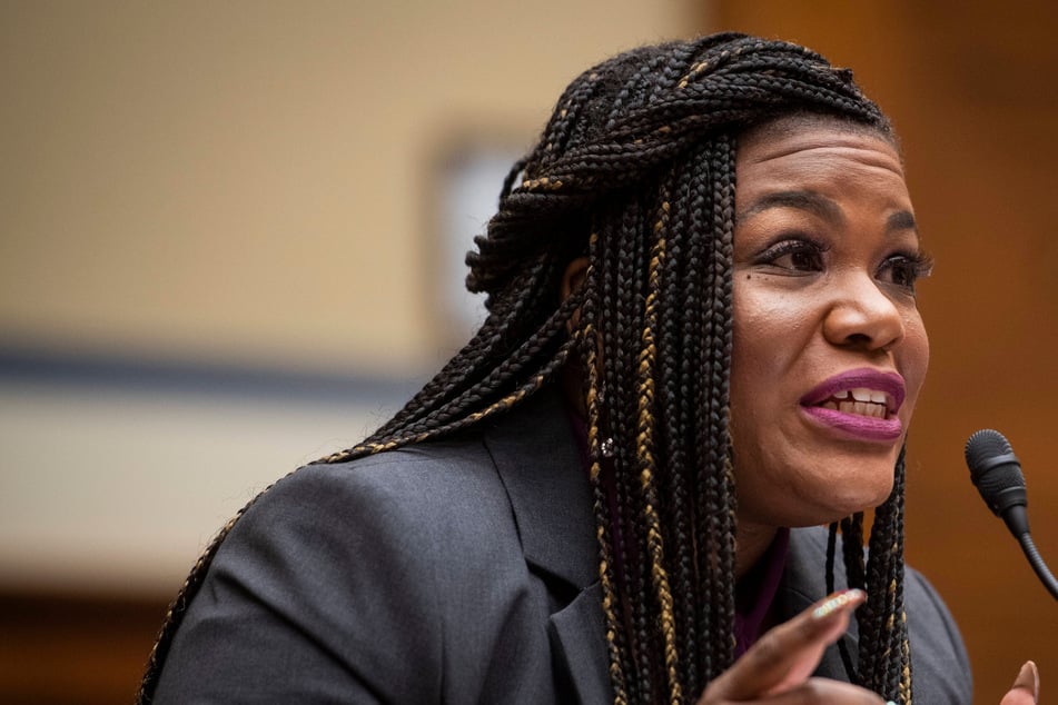 Progressives push White House to provide free Covid tests for uninsured