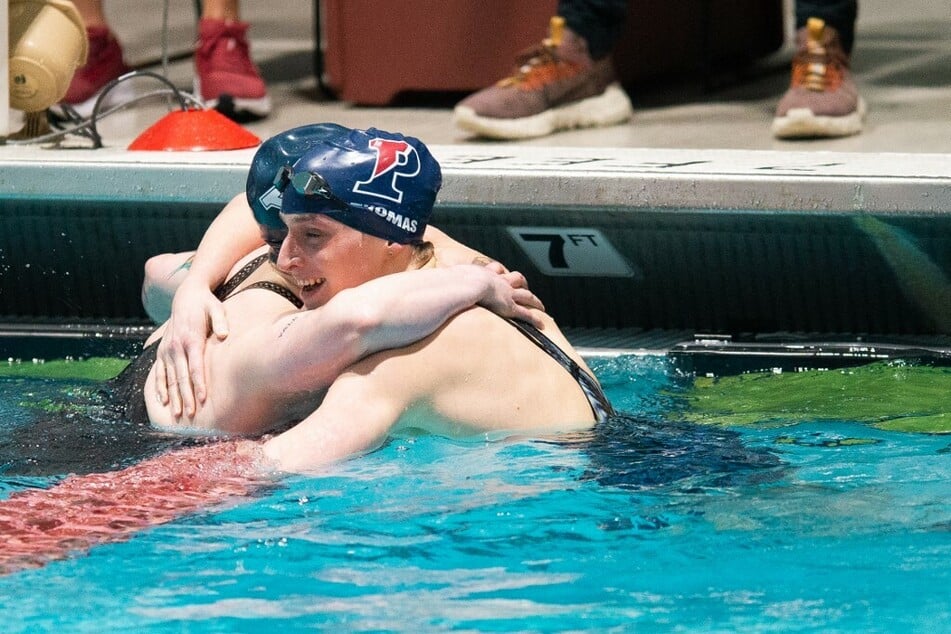 Lia Thomas (r.) became the first transgender swimmer to win a major US national college title.