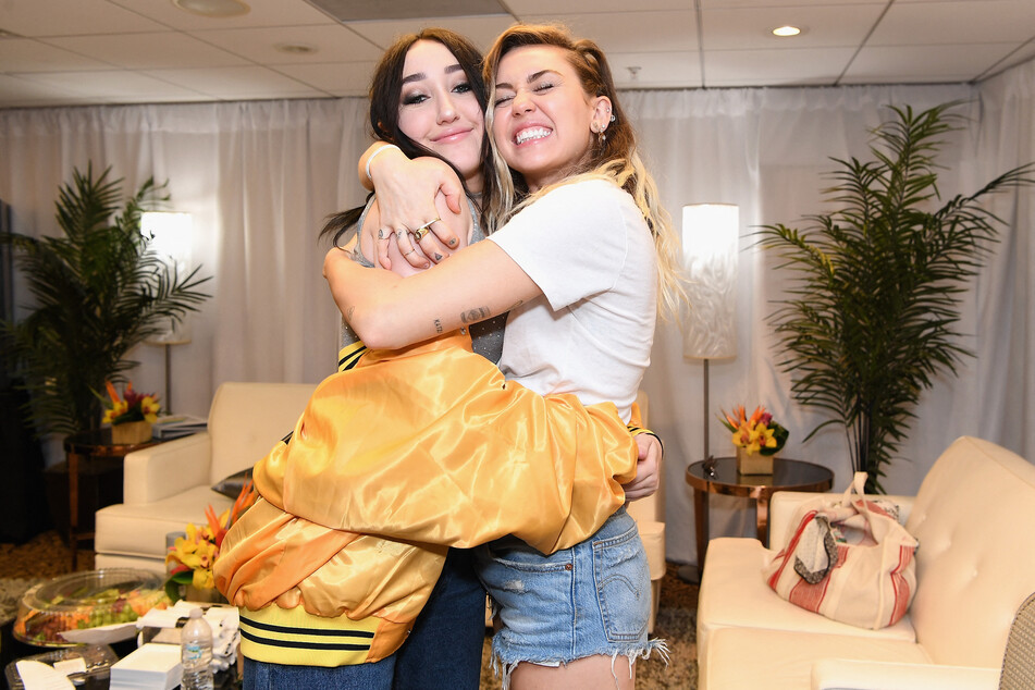Noah Cyrus (l.) and big sister Miley Cyrus (r.) attend iHeartSummer '17 Weekend by AT&T at Fontainebleau Miami Beach on June 10, 2017 in Miami Beach, Florida.