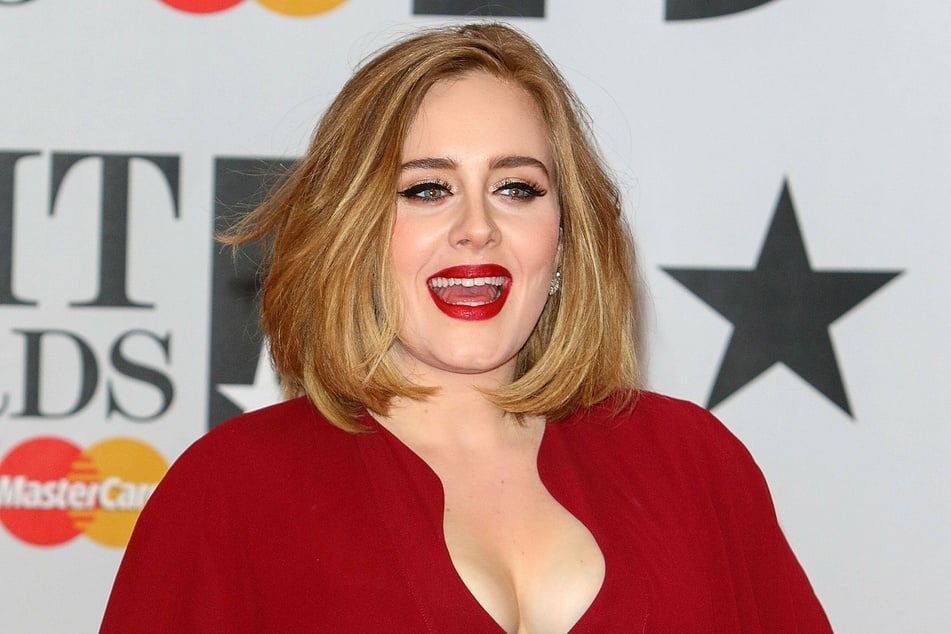 Adele posts new photos for the first time in a month