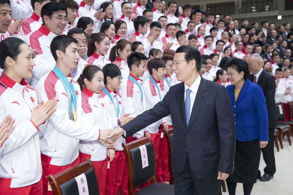 Former Chinese vice-premier Zhang Gaoli (c.) was accused by Peng Shuai of sexual assault.