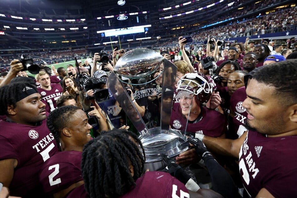 Texas A&M celebrates after beating the Arkansas 23-21 in the 2022 Southwest Classic at AT&T Stadium.