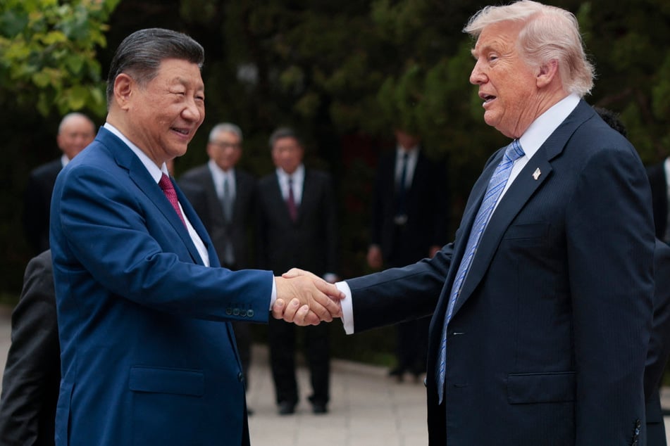 Trump's comments on Taiwan came after a meeting with Chinese President Xi Jinping (l.) in Beijing.