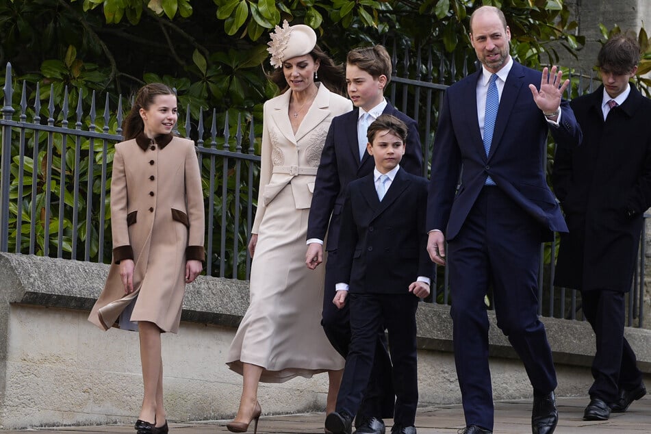 Princess Charlotte (10, from left) attended the Easter service in Windsor together with mom Kate (44), Prince George (12), Prince Louis (7) and dad William (43).