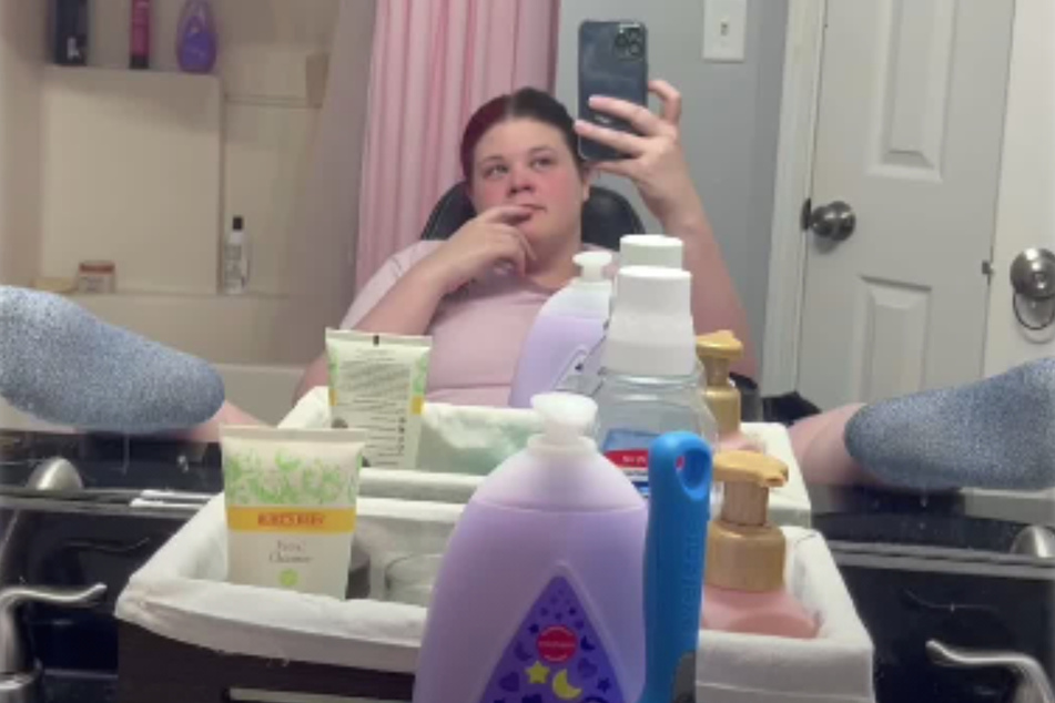 TikToker waxes her private parts but glues her "lips" together in an outrageous mishap