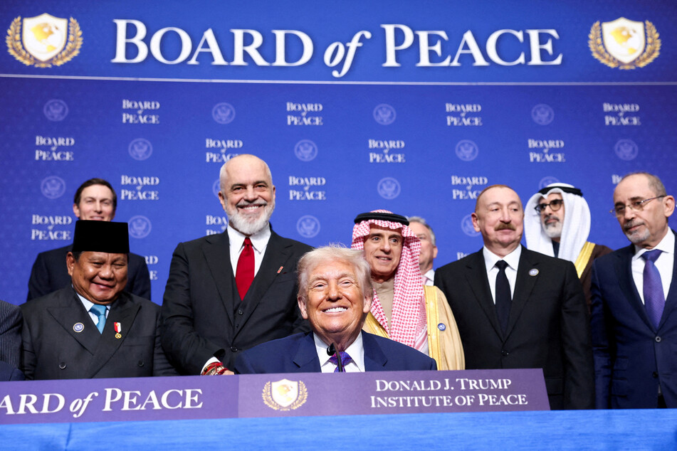 Indonesian President Prabowo Subianto (l.) said he never committed to paying $1 billion to become a permanent member of Donald Trump's (c.) so called "Board of Peace".