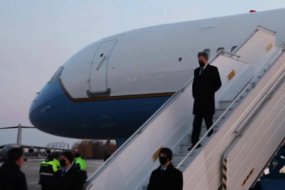 Secretary of State Blinken arrives in Ukraine for crunch talks on Russia tensions