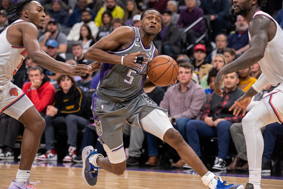 Sacramento Kings guard De'Aaron Fox drives to the basket against the New York Knicks during the fourth quarter at Golden 1 Center.