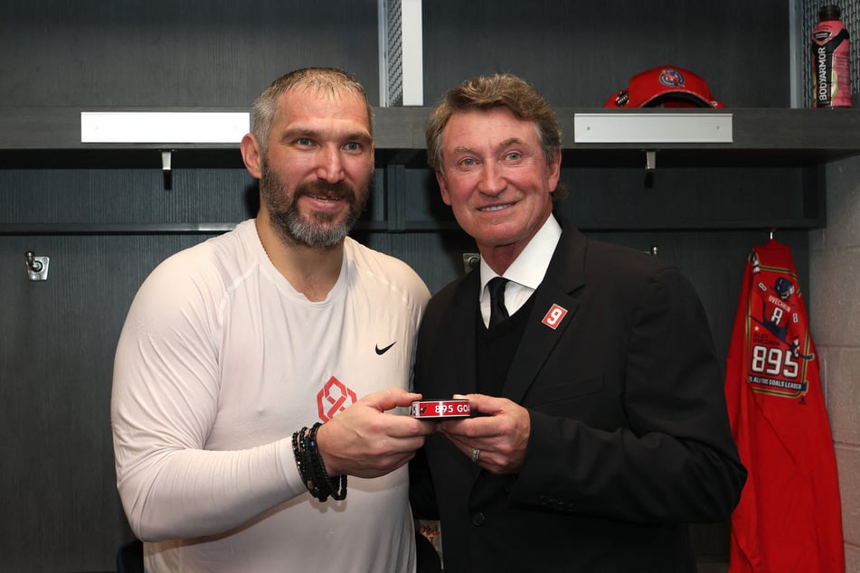 Gretzky (r.) congratulated Ovechkin on taking the all-time NHL goalscoring record.