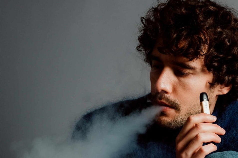 Vaping while still smoking cigarettes is unlikely to help quit tobacco for good, research finds