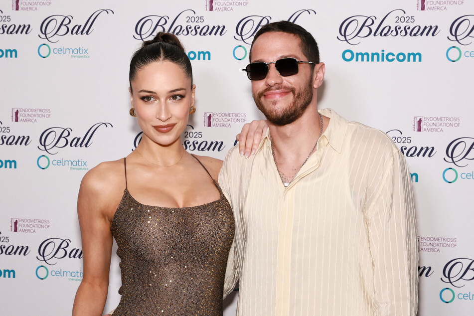 Just four months after making their relationship public, Pete Davidson (r.) and Elsie Hewitt announced that they were going to be parents.