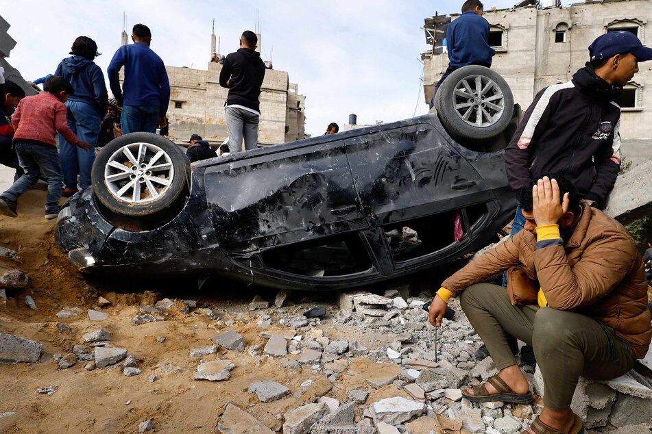 Palestinians gather at the site of an Israeli airstrike, amid the ongoing conflict between Israel and the Palestinian Islamist group Hamas, in Rafah in the southern Gaza Strip March 3, 2024. REUTERS/Mohammed Salem
