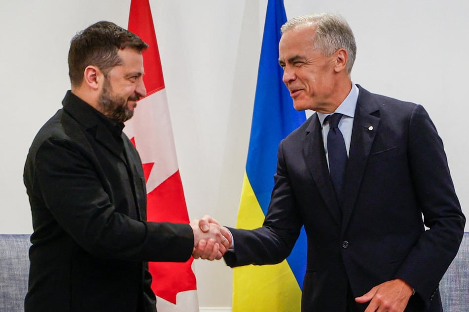Canadian Prime Minister Mark Carney (r) hosted Ukraine's Volodymyr Zelensky in Calgary on Thursday. There, the leaders signed an agreement for an extended partnership.