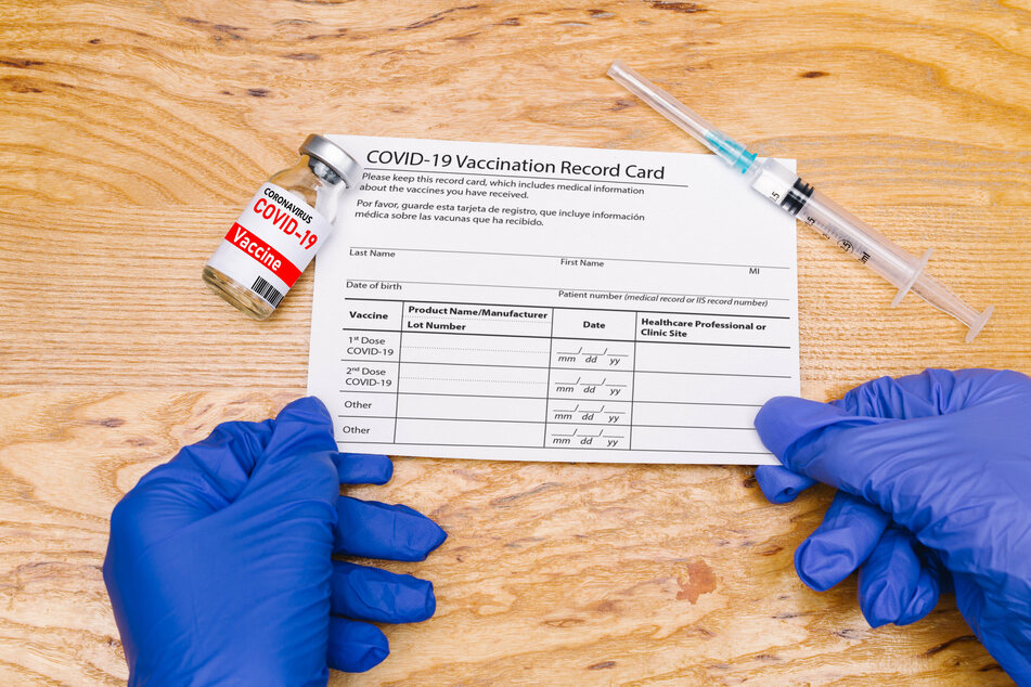 US approves "mix and match" coronavirus booster jabs