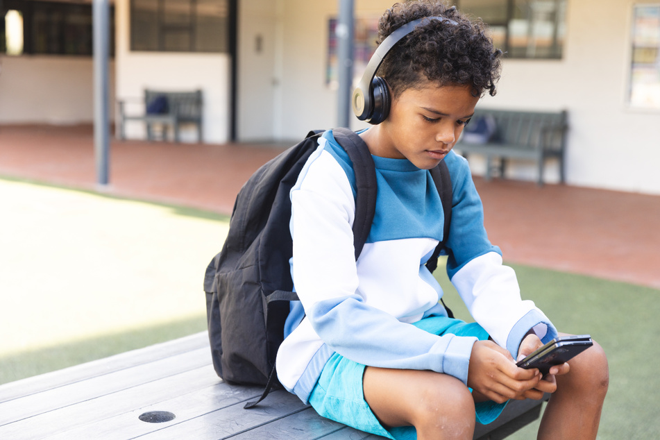 The Los Angeles Unified School District Board of Education has moved to ban the use of smartphones and social media in schools.