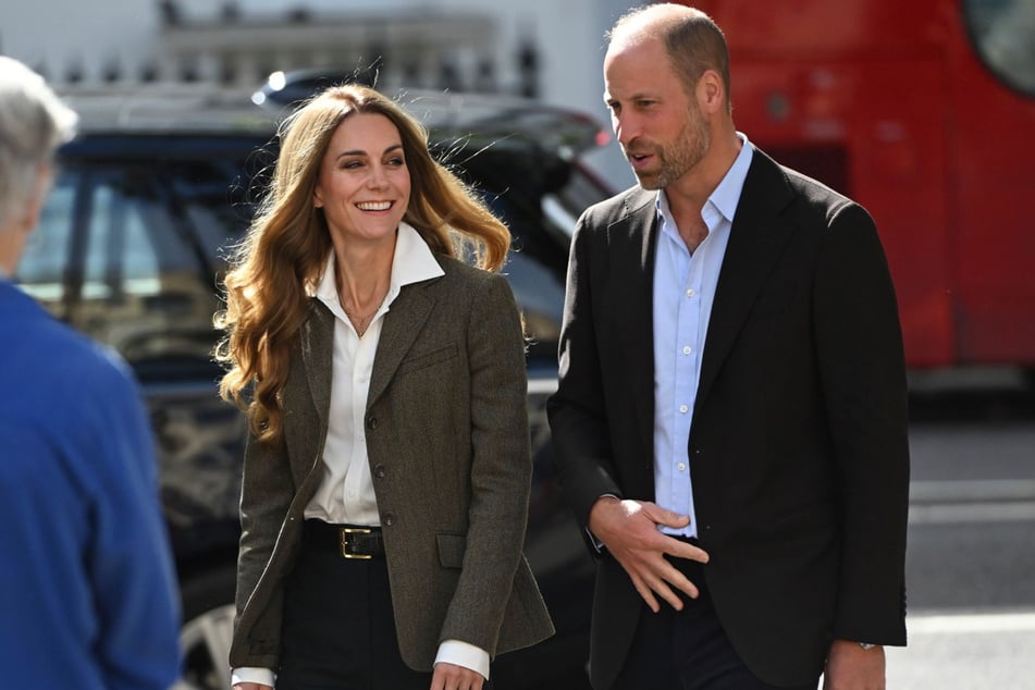 Kate Middleton (l) and Prince William prefer to unwind in front of the TV. As a biographer has revealed, the royal couple loves The Traitors!