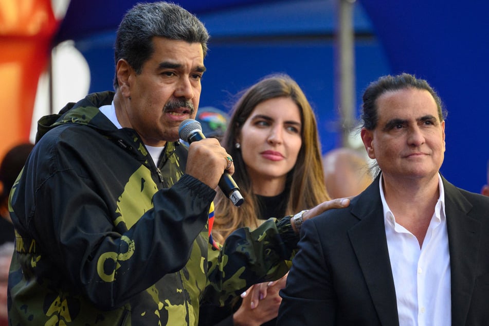 Alex Saab (r), a close ally of ousted Venezuelan leader Nicolas Maduro (l), appeared in court in Miami on Friday.