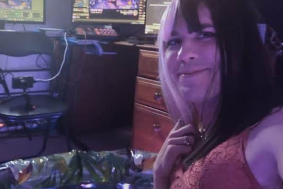 Former League of Legends pro Toby Horne's spoof "hot tub" stream got him banned.