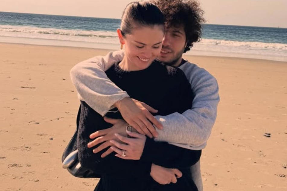 Selena Gomez's hubby, Benny Blanco (r), revealed that he's taking a boat to join his wife in London.