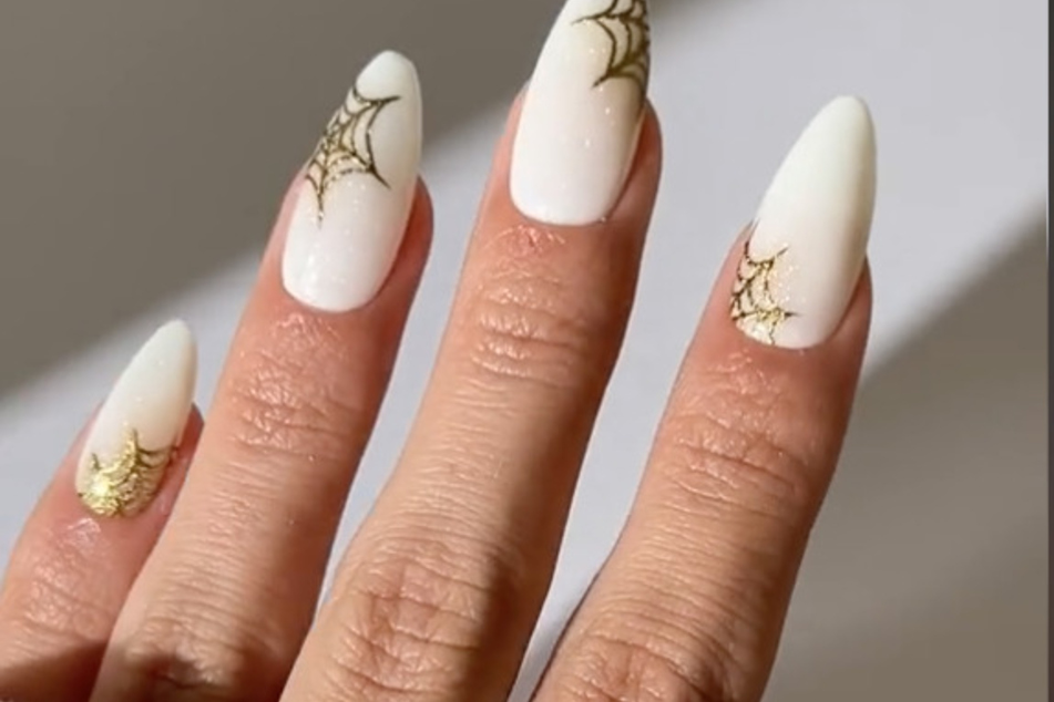 For the lovers of all things spiders, try this sparkling spiderwebs design that easy and chic.