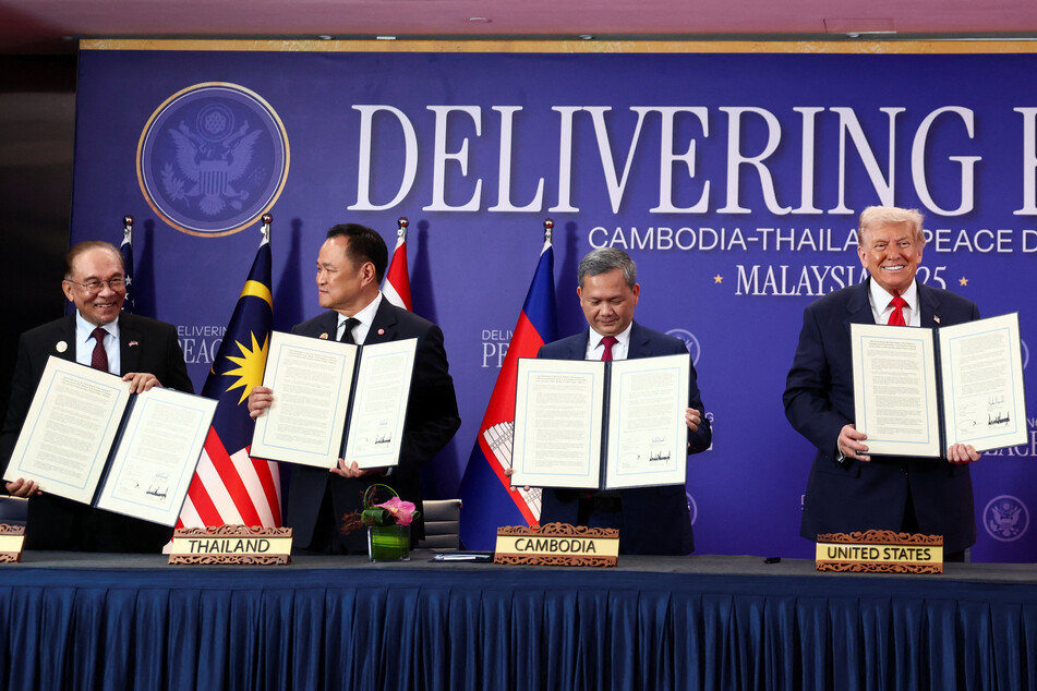 Trump touts "momentous day" after co-singing ceasefire between Thailand and Cambodia