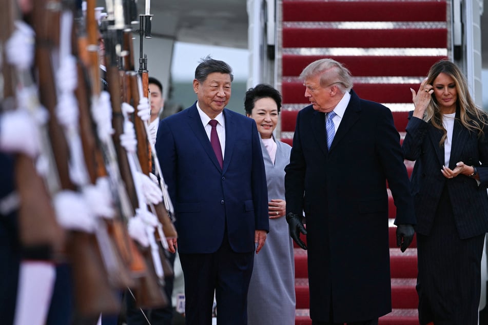 Chinese President Xi Jinping (l) declared the US and China should be "partners rather than rivals" after being greeted by President Donald Trump (c/r) and First Lady Melania Trump (r).