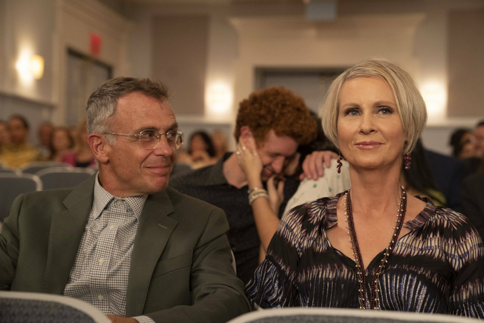 David Eigenberg (l) reprises his role as Steve Brady, Miranda's (r.) husband in the HBO Max revival, And Just Like That.