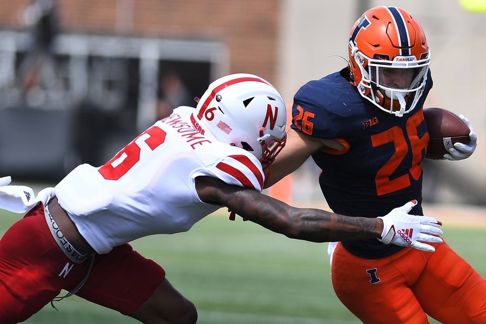 NCAA Football kicks off with Illinois fighting through injury to top Nebraska