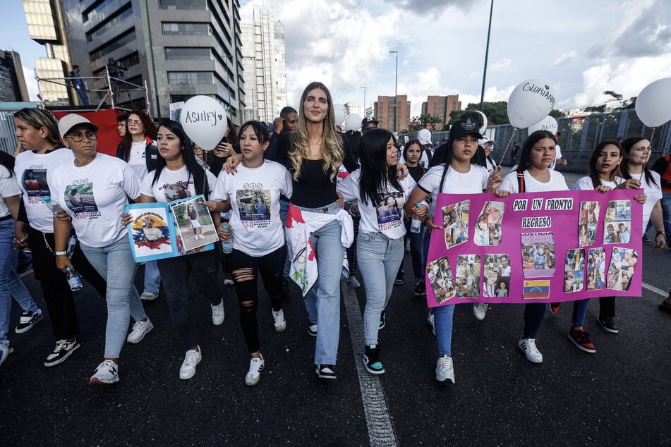 Venezuelans appeal to Melania Trump for return of "kidnapped" children
