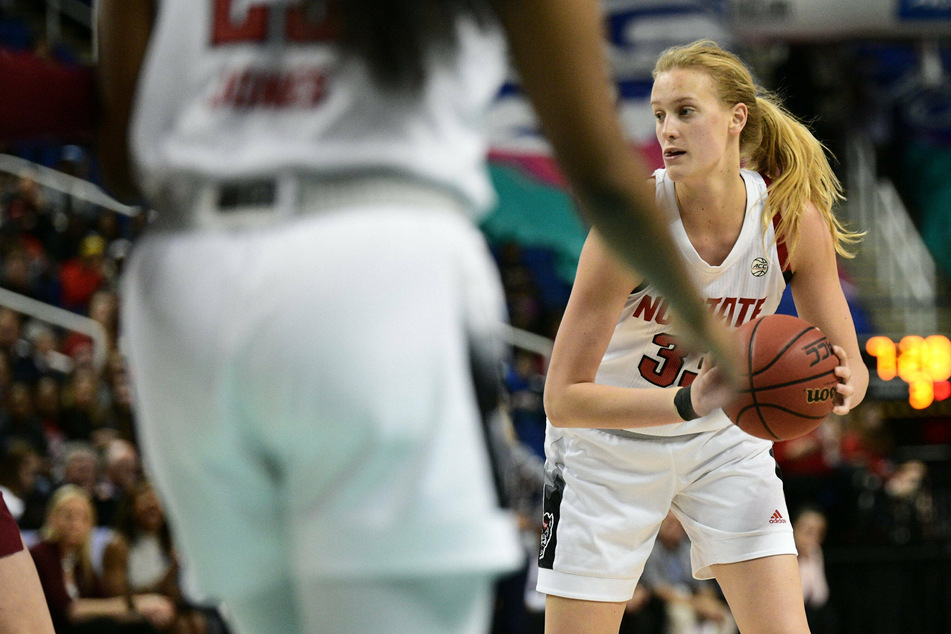 March Madness roundup: NC State slips by Notre Dame, Lady Vols fall to the Cardinals