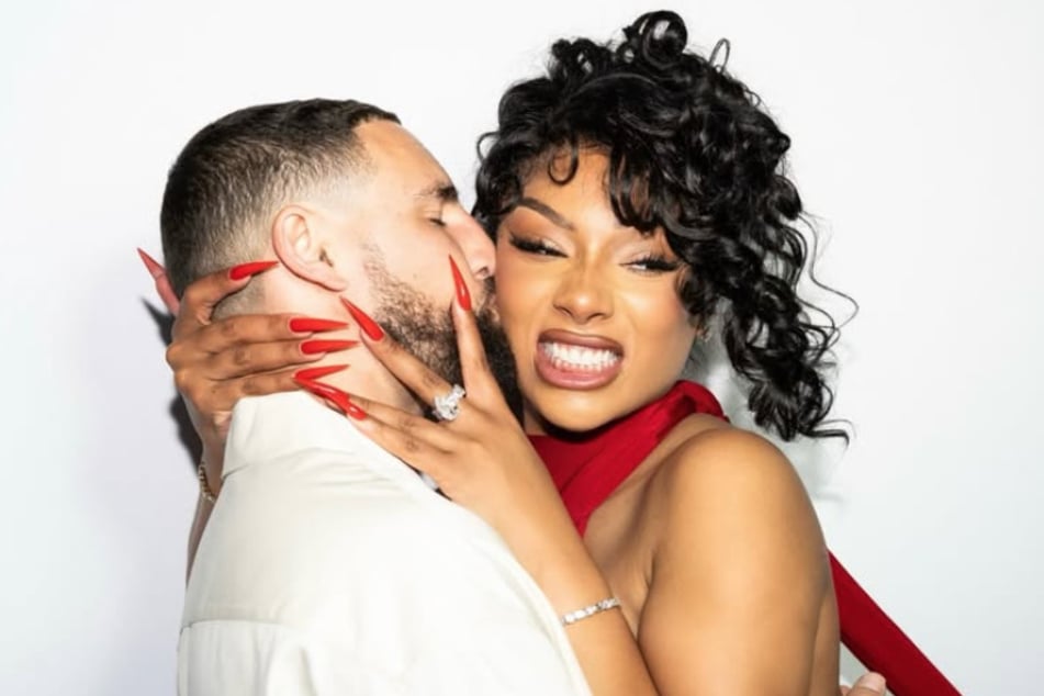 Megan Thee Stallion (r) admitted that she wasn't looking for love before dating Klay Thompson (l).