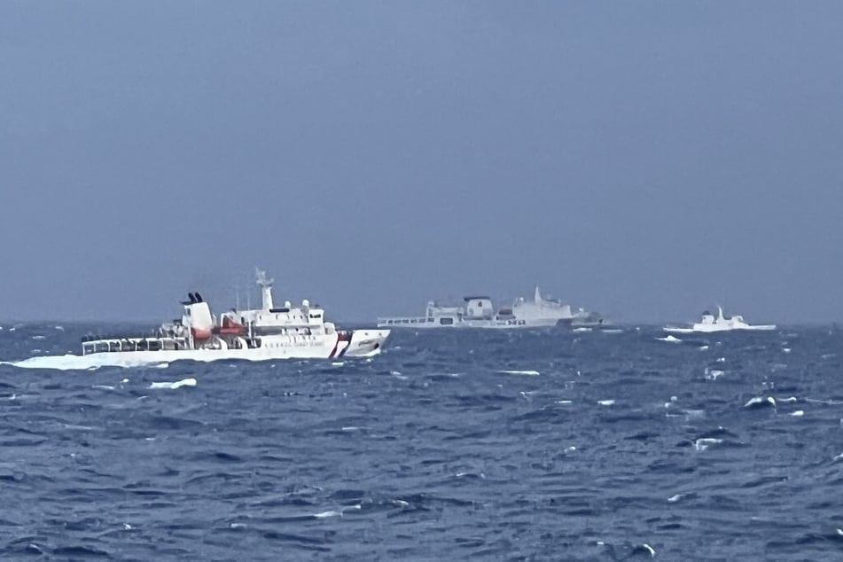 A Chinese coast guard ship (c.) sails near Taiwan Coast Guard vessels (l. and r.) in waters east of Taiwan in a photo released on December 9, 2024.