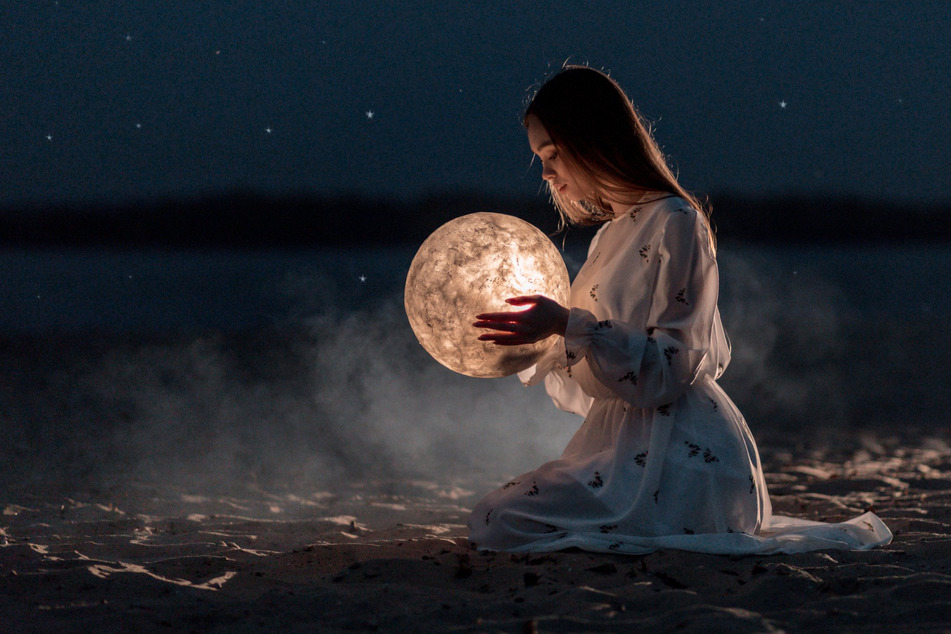 Your personal and free daily horoscope for Monday, 10/17/2022.