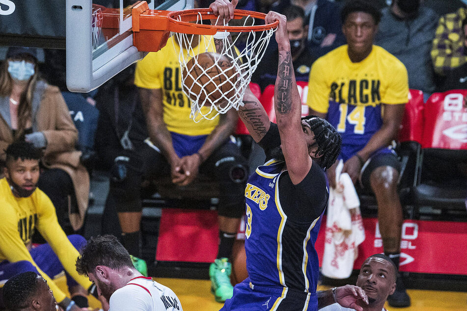 NBA roundup: Lakers snap skid with tight win, Nets sink to worst slump for years